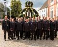 Bild: dtr
Die neue Führungsriege um Kreisbrandrat Marco Saller (vorne, fünfter von links)  stellt sich zum ersten Gruppenbild mit Landrat Andreas Meier vor dem Neustädter Stadtbrunnen.