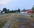 Bild: fjo
Stolze 4000 Quadratmeter des einstigen Bahnhof-Areals (Bildmitte) möchte der Discounter Netto (rechts) dazu erwerben, um mit einem Neubau in die Vollen gehen zu können.