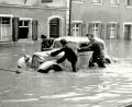 Bild: le
Retten, was zu retten geht. Nahezu einen Meter hoch stehen 1948 die Wassermassen nach einem Wolkenbruch im Zentrum des Markts.