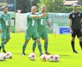 Bild: Ziegler
Der neue Ammerthaler Trainer Dominik Haußner (im dunklen  Shirt) beobachtet genauestens das Aufwärmprogramm seiner Spieler. Auf dem Bild von links      Tobias Hüttner, Neuzugang vom SV Hahnbach, Jonas Weigert, Neuzugang vom TuS Kastl, Michael Jonczy, Patrick Stauber und  Marco Weber, Neuzugang vom SV Seligenporten.
