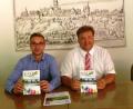 Bild: jp
Simon Neger von der Gemeinde und Bügermeister Stefan Braun haben das Kastler Ferienprogramm vorgestellt.