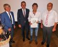 Bild: hai
Konrad Schäffler (links) und Peter Porsch (Zweiter von links) sowie Konrad Wolf (rechts) ehren Rudi Lang für seine langjährige Tätigkeit im Aufsichtsrat der Raiffeisenbank am Kulm