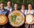 Bild: mmj
Beim Wettbewerb um die Ehrenscheiben waren sie die Besten: Bürgerkönig Simon Hopfner, Marco Schießl, der Gewinner der Jubiläumsscheibe und Bürgerliesl Kerstin Werner. Ihnen gratulierten (v. l.) MdL Alexander Flierl, die Schießleiter Reinhold Wild und Claudia Süß, sowie Bürgermeisterin Birgit Höcherl.