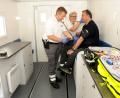 Bild: Stephan Huber
So sieht die neue und 80 000 Euro teure mobile Station der BRK-Bereitschaft Amberg I von innen aus. Leiter Wolfgang Potsch (links) und sein Team haben beim Premieren-Einsatz am Altstadtfest relativ wenig zu tun. Den kompletten Samstag über müssen lediglich zwei kleinere Verletzungen behandelt werden. 	Bild: Stephan Huber