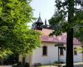 Bild: hzi
Die Wallfahrtskirche Mariä-Heimsuchung, im Volksmund Heinersreuther Ablass genannt, feiert bald Patrozinium. Gegenüber dem Eingangsportal stehen zwei Linden, die auf die Entstehungszeit des Bauwerkes zurückgehen.