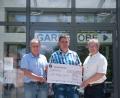 Bild: cfd
Helmut Nirschl übergab den 1000-Euro-Scheck an TV-Vorsitzenden   Andreas Eckl  (rechts) und Dritten Vorsitzenden Peter Haas (links).