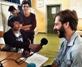 Bild: muk
Eine lockere Gesprächsatmosphäre herrschte bei den Interviews für das Projekt "Eine-Welt-Musik". Sebastian Kretz (rechts), Frontmann der Regensburger Band "Beisser", stellte sich den Fragen der Schüler.