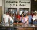 Bild: cog
Mitglieder des Denkmalnetzes Bayern besuchten die Historische Druckerei Seidel, mit dabei Stadtheimatpfleger Dr. Markus Lommer (Zweiter von links), die Sprecherinnen des Denkmalnetzes Meike Gerchow (Vierte von links) und Stephanie Heyl (rechts) sowie Beate Wolters, Amberger Stadtheimatpflegerin (Vierte von rechts).