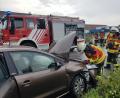 Bild: mde
Aufgrund des Unfallschadens beginnt der VW Polo zu rauchen. Die Feuerwehrleute bauen neben der Verkehrsabsicherung einen Löschangriff auf.