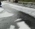 Bild: exb
Die B22 bei Schönreuth (Kemnath) war nach dem heftigen Niederschlag mit mehreren Zentimeter großen Hagelkörnern regelrecht bedeckt.