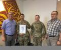 Bild: nbu
RK-Vorsitzender Norbert Bücherl (links) überreicht an CSM Muriel MacDonald (rechts daneben) die Urkunde der Kreisgruppe Oberpfalz-Mitte. Weiterhin gratulierten LtCol Jonathan Meisel (2.v.r.) und Gerhard Lindthaler