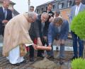 Bild: Kunz
Stadtpfarrer Gerhard Pausch, Bürgermeister Lothar Höher und Architekt Manfred Schwemmer legen die Zeitkapsel ins Fundament des neuen Pfarrheims.