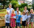 Bild: fdl
Stefan Reither, Gemeindereferentin Barbara Schlosser und Klassenleiterin Sabrina Reich (hinten, von links) zusammen mit den Ehenfelder Kommunionkindern bei der Spendenübergabe