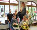 Bild: jma
Blumen und Dank zum Abschied gab es nach einem langen Berufsleben für Sieglinde Friedl (vorne, rechts) von Chef Roman Kill (hinten, Zweiter von rechts), Mit Blumen gratulierten er und sein Team (hinten, von links) Pilal Güdük, Lorena Ritter und Claudia Götz zudem Anita Heser (vorne, links).