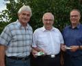 Bild: dob
200 Euro aus dem Benefiz-Torwandschießen gehen an die Kinderkrebshilfe in der Region Oberpfalz Nord. Wolfgang Pröls (links) und Martin Vogt (rechts) überreichten den Erlös nun an Vorsitzenden Herbert Putzer (Mitte).