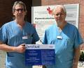 Bild: exb
Freude über die Auszeichnung bei Stefan Kreuzer (Pflegerischer Leiter Intensivstation, links) und Dr. Josef Kastner (Ärztlicher Leiter).