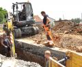 Bild: es
Arbeiter der Firma Josef Hartinger aus Kleinschwand ersetzen Kanal- und Wasserleitungsrohre.