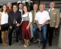 Bild: Hirsch (RHI), Rudolf [RHI] (RUDOLF.HIRSCH@T-ONLINE.DE)
In lockerer Runde feierte Bürgermeister Thomas Falter (Mitte) seinen 50. Geburtstag. Eingerahmt von Frau Elke und Tochter Nicole sowie zahlreichen Gratulanten.