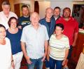 Bild: hai
Bürgermeister Manfred Porsch (links) gratuliert der bewährten SKC-Vorstandsriege mit Birgit Schmolke, Edeltraud Neiß, Markus Schindler, Wilhelm Kreutzer Günther Kreutzer, Alexander Weiß, Waltraud Kauper und Stephan Stüpfert (von links).