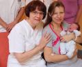 Bild: exb
Für strahlende Gesichter sorgte die Geburt von Oskar. Im Bild von links nach rechts Oberarzt Radu Dragan, Kinderkrankenschwester Iris Thümmler, Chefärztin Dr. Maria Dietrich, Dorotha Studzisnki und Baby Oskar sowie  Hebamme Johanna Wiesner.