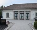 Bild: fjo
Die bislang eher abweisende Front der städtischen Aussegnungshalle soll im Rahmen eines Umbaus durch neue Farben und durchsichtige Glasscheiben auch eine neue Optik erhalten.