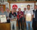 Bild: km
Fanclub-Koordinator Dieter Altmann (Dritter von links) mit den Manteler Clubberern und Ehrengästen (von links): Rainer Staufer, Erhard Kleber, Herbert Steiner, Manfred Klier, Richard Paulus, Armin Zupfer und dritter Bürgermeister Richard Kammerer.