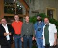 Bild: eya
Ein interessanter Heimatabend wurde den Besuchern der Remise geboten. Das Bild zeigt von links: Harald Grill, Bernhard Werner, Klaus Pöhler, Tamer Al Shawan und Franz Grundler.
