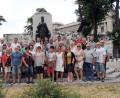 Bild: mor
Mediterranes und zugleich elegantes Wiener Flair genießen die Teilnehmer der JU-Revival-Tour 2018 in Triest, Udine und Slowenien. Vor dem Sisi-Denkmal in Triest hat sich die Gruppe zum Erinnerungsfoto aufgestellt.