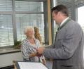 Bild: Hirsch (RHI), Rudolf [RHI] (RUDOLF.HIRSCH@T-ONLINE.DE)
Landrat Thomas Ebeling verlieh Emma Schießl das Ehrenzeichen des bayerischen Ministerpräsidenten.     Bild: Hirsch
