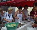 Bild: gi
Mitglieder des Frauenbunds Moosbach servieren beim Holunderfest im Garten am Pfarrheim frische knusprige „Hollerküchln“,  Hollerwasser, -sekt, Hugo und vieles mehr aus dem „Gesundheitsbrunnen Holunder“. Die Hollerküchl-Bäckerinnen und Helferinnen haben alle Hände voll zu tun.