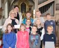 Bild: swo
Vorsitzende Petra Waldhauser (Mitte links) und eine betroffene Mutter (hinten links) danken den Gebenbacher Erstkommunionkindern für die Spende zugunsten der Selbsthilfegruppe krebskranker Kinder