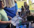 Bild: eib
Standbetreuer Sebastian Lesňák (links) freut sich, wie Kinder am CeBB-Stand mit Feuereifer Jutetaschen mit Buchstabenstempeln  bedrucken.