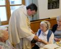 Bild: le
Erstmals spendete Pfarrer Max Früchtl, assistiert von Ministrantin Felicita Krauss das Sakrament der Krankensalbung, das in Floß besondere Tradition hat.