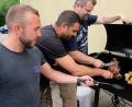Bild: do
Geht’s um Grillen, ist die männliche Dominanz allgegenwärtig. Auch beim Workshop der Volkshochschule informierten sich von 21 Kursteilnehmern 19 Herren über die Geheimnisse einer delikaten Speisenzubereitung auf Grillrosten. Angeleitet wurden die Grill-Begeisterten von den Kursleitern Stefan Götzl und Marko Friedrichs.
