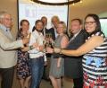 Bild: ubb
Altlandrat Karl Haberkorn, Cirta Rosbach, Philipp Reich, Jürgen Preisinger, Landrat Wolfgang Lippert, Gabriele Peatzolt, Gerhard Kraus und Sandra Schug (von links) stoßen auf die Gründung des T1 vor zehn Jahren mit einem Glas Sekt an.