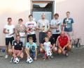 Bild: mnt
Schirmherrin Katrin Obermeier (hinten, Zweite von links) mit den Spielführern der Mannschaften bei der Siegerehrung. Schiedsrichter Ralf Waworka (unten, rechts) leitete die Spiele souverän.