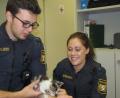 Bild: exb
Diese beiden Polizeibeamten kümmerten sich am Dienstagabend um das Katzenbaby