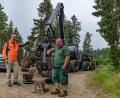 Bild: exb
Dr. Michael Kutscher, Leiter der Forsttechnik der Bayerischen Staatsforsten (links), testet gemeinsam mit Harvesterfahrer Gregor Friedel den neuen Logset Hybrid-Harvester im Fichtelgebirge.