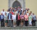 Bild: Gerl
Vor dem Gottesdienst stellen sich die Ehemaligen des Jahrgangs 1947/48 zum Gruppenfoto auf.