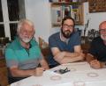 Bild: hev
500 Euro befinden sich in dem Kuvert, das Karlheinz Keck (rechts), der Vorsitzende des Heimatvereins, Martin Kohl und Filmemacher Robert Neuber (von links) für den Verein „Wiederaufbau Bhaktapur“ überreicht.