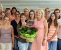 Bild: mef
Zur Überraschung der neuen Spartenleiterin waren die Teilnehmerinnen des Kurses Box-Aerobic zum Gratulieren gekommen. Vorsitzender Hans Eismann (links) und Abteilungsleiterin Birgit Götz (vorne rechts) überreichten Anja Helgert  Blumen.