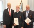 Bild: jum
Zwei Männer, die viel bewegt haben: Finanzminister Albert Füracker händigte das Bundesverdienstkreuz an den Schwandorfer Alt-Landrat Volker Liedtke (rechts) und  OSB-Präsidenten Franz Brunner aus Maxhütte-Haidhof (Mitte)  aus.