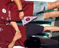 Bild: jsa
Der Vorsitzende des Patenvereins Clubfreunde Immenreuth, Matthias Hösl (rechts), überreicht einen Erinnerungswimpel an Kulmains Vorsitzenden Jürgen Rauch.