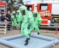 Bild: dob
Ähnlich wie man sich Marsmänner vorstellt, müssen sich die eingesetzten Feuerwehrleute bei einem Unfall mit gefährlichen Stoffen schützen.