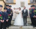 Bild: exb
In der Kirche in Stein schlossen Ilona Mark und Ludwig Fütterer den Bund fürs Leben. Mit einem Ehrenspalier gratulierte die Feuerwehr Leonberg.