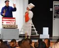 Bild: Petra Hartl
Auf Einladung des Stadtjugendrings trat das Theater Thevo mit „Kongla – sprechen Sie Deutsch“ bei der interkulturellen Woche 2017 auf. Auch heuer plant der Stadtjugendring wieder eine Veranstaltung zu dieser Reihe.