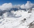 Bild: Angelika Warmuth/dpa
Wolken ziehen über das Skigebiet auf dem Zugspitzplatt. Auf dem Berg hat es am 13. Juni geschneit.