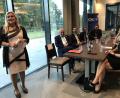 Bild: Eichl, Gabi
Ministerin Melanie Huml (links) wirbt vor vollem Haus für die Gesundheitspolitik des Kabinetts Söder; mit im Bild die FU-Vorsitzende Barbara Riedling und Bezirkstagskandidatin Andrea Lang, Bürgermeister Ludwig Biller, der CSU-Kreisvorsitzende Stephan Ötzinger und der CSU-Ortsvorsitzende Severin Hirmer.