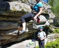 Bild: fei
Dank der Tipps für geeignete Tritt- und Griffmöglichkeiten der Trainer konnten alle Teilnehmer mehrere Kletterpartien erfolgreich absolvieren.