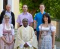 Bild: Foto Hummer
Die Jubelkommunikanten der Pfarrei Griesbach mit Pfarrer Dr. Charles Ifemeje.